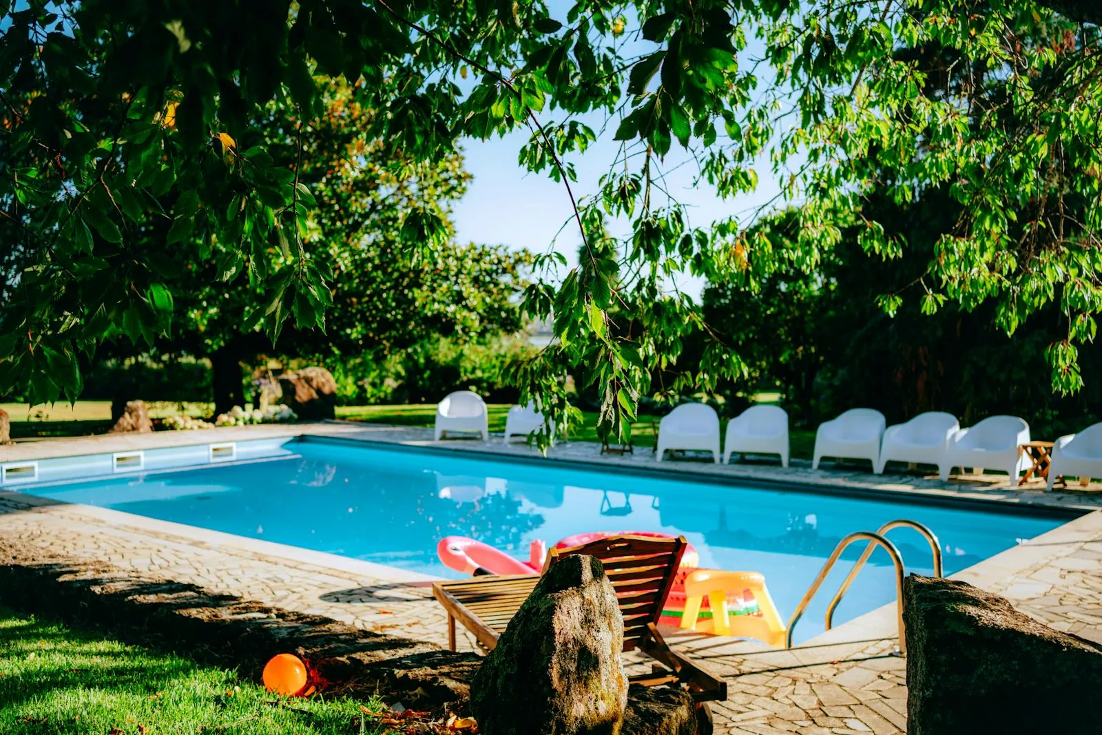 A luxury private indoor swimming pool available for hourly hire representing private pool rental services in the UK including Swimple and Peerspace pool hire platforms